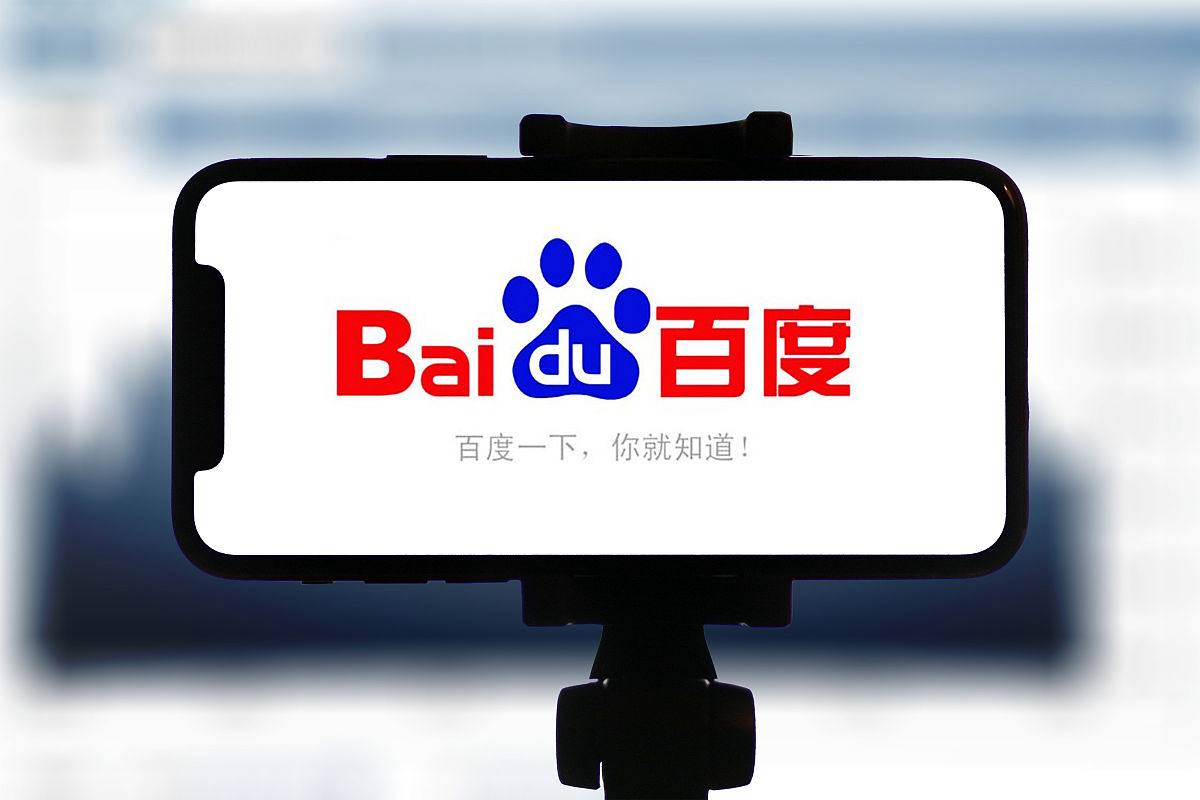 侯佩岑主持央视秋晚